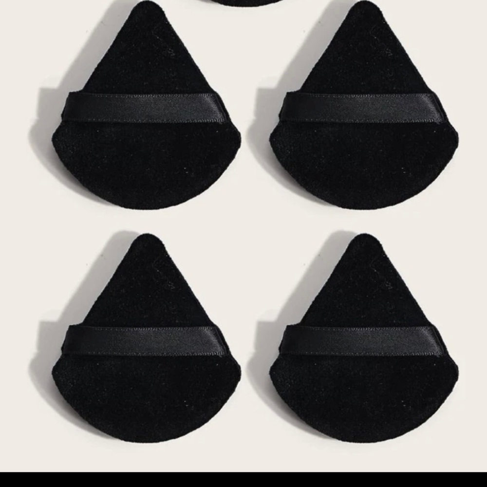 4 make-up puffs